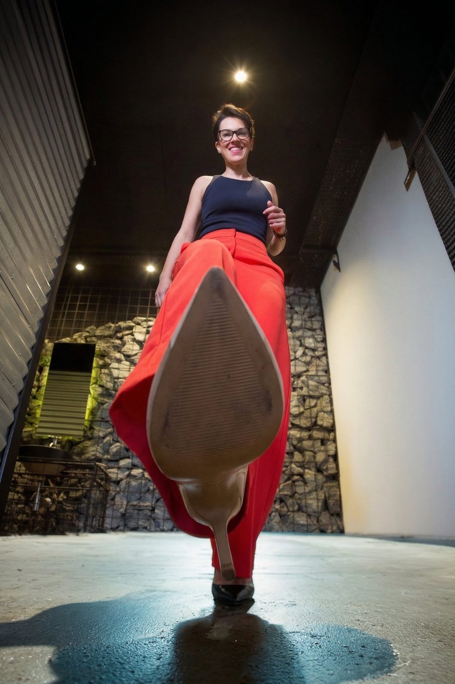 Juliana Pescara em pose de autoridade